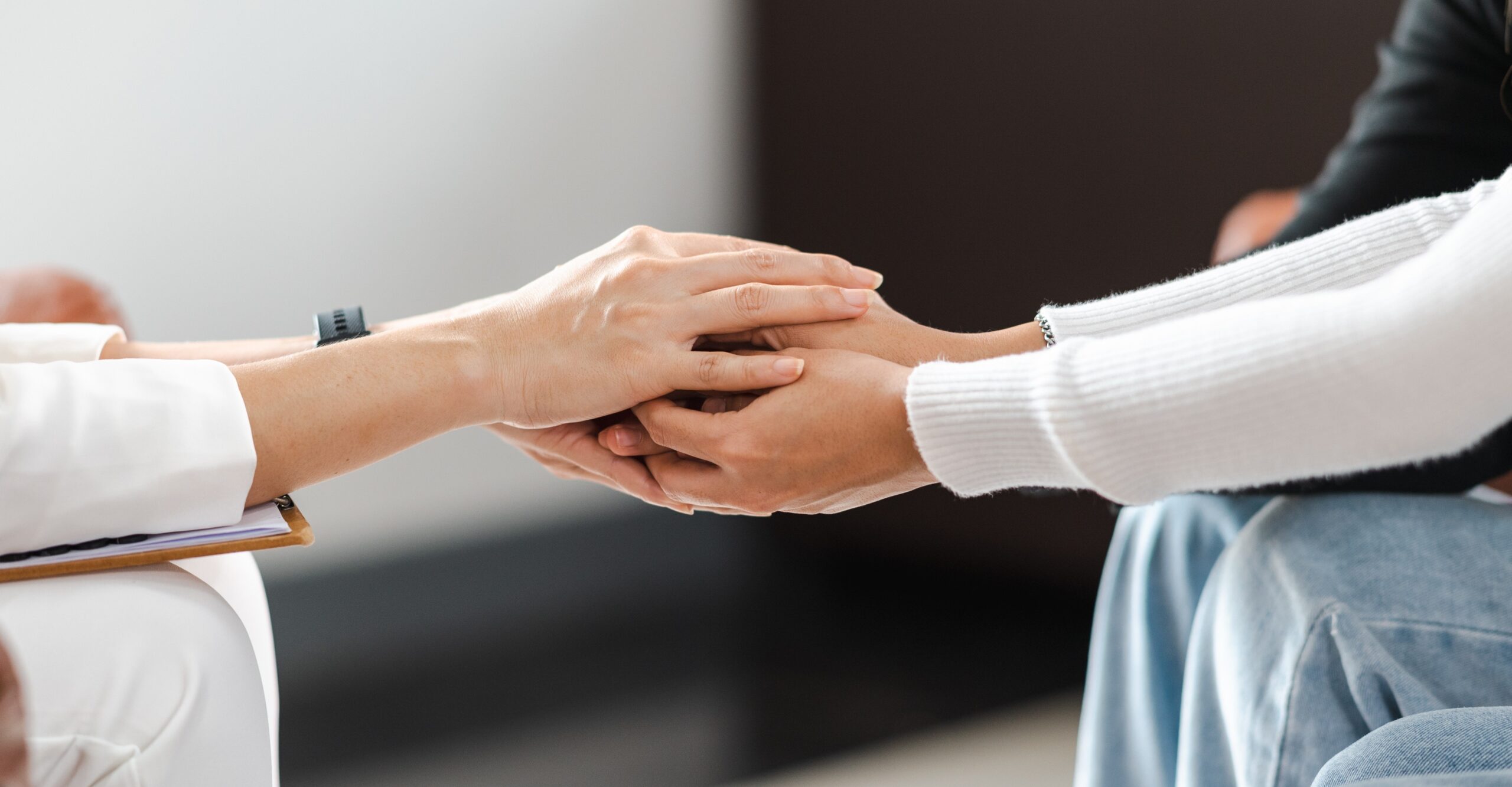 psicologo-tomados-de-la-mano-y-brindar-asistencia-para-comprender-los-problemas-de-una-paciente